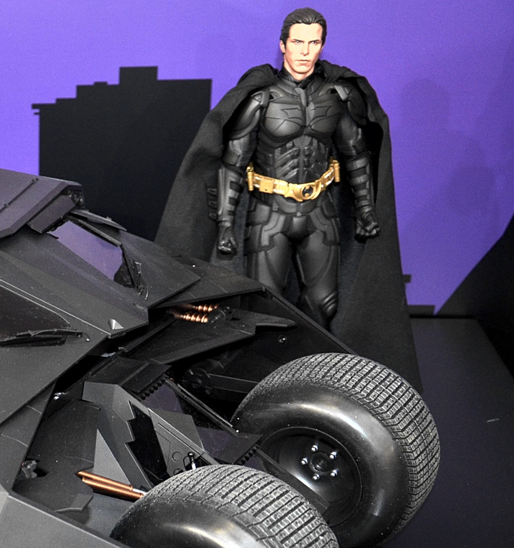 Scale Model News BIG COMIC BOOK FIGURES COME TO TOWN